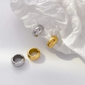 Macro view of geometric C-shaped earrings in polished gold and silver steel finish - Arc Ear Buckle Gold (Diameter 1.4cm)