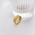 Macro detail of the golden 18K gold-plated daisy ring with continuous floral embossing - US 6 / Daisy Print