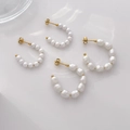 Elegantes pendientes de aro en C chapados en oro de 18K con perlas sobre fondo blanco - Perla Grande en Forma de C (3 cm de Diámetro)