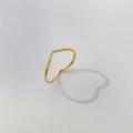 Vista dettagliata dell'anello a V dorato con zirconi e ombra a forma di cuore - US 5 / Doppia Punta a V