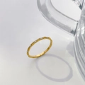 Nahaufnahme von Baguette-Zirkonia auf einem doppellagigen goldenen Kreuzring - US 6 / Mehrere Baguette-Zirkonia