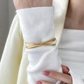 Minimalistisches Armband mit 18K Goldbeschichtung im Crossover-Design über dem Ärmel - Mehrlagiger Kreuzarmreif / Gold Kreuz Offener Stil