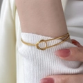 Detail eines 18K vergoldeten breiten Armreifs mit markanter Schlangenkette-Verbindung - Halb Ring Halb Kette Armband / Gold Ketten Spleiß Stil