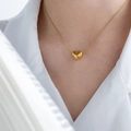Détail du collier à pendentif cœur en acier inoxydable plaqué or 18K sur modèle - Cœur de Pêche 3D