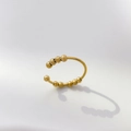 Detail eines verstellbaren Gold-Spinner-Rings mit glatten und mattierten Perlen - US 6 / 8-Perlen Offen