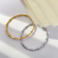 Dettaglio dei bracciali rigidi stile bambù in finitura oro e argento lucido - Stile a Nodo di Bambù / Diametro 6.2cm / Oro