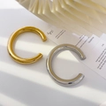 Dettaglio di spessi bracciali aperti a forma di C stile bambù dorato e argento su una carta - Stile Arco Cavo Spesso / 6.5*7.5CM (Spessore 1cm) / Oro