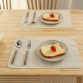 Manteles individuales de lino beige minimalistas en mesa con platos y cubiertos de metal - 45*30cm / Beige