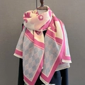 Dettaglio della sciarpa in finto cashmere rosa e grigio con fiori e frange fini - Rosa Rosso