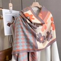 Dettaglio sciarpa in finto cashmere con motivi floreali vintage e rombi con frange - Blu Arancione