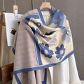 Sciarpa chic effetto cashmere con motivi a rombi e fiori su cappotto bianco - Blu
