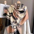 Dettaglio sciarpa vintage con motivo a cavallo, effetto cashmere e bordi frangiati - Beige Cachi