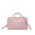 Rosafarbene Handtasche mit Ringgriff und geprägtem Monogrammmuster auf weißem Hintergrund - Rosa