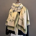Sciupe invernale beige spessa con motivo a morsetto e bordi verdi con morbide frange - Beige e Verde