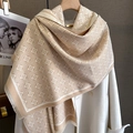Dettaglio del motivo jacquard floreale beige e delle morbide frange sulla sciarpa - 65*185cm / Cachi