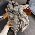 Dettaglio della sciarpa grigia e bianca con motivo floreale geometrico e frange sottili - 65*185cm / Grigio chiaro
