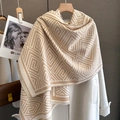 Beigefarbener Kaschmirschal mit geometrischem Muster und Fransen auf weißem Wollmantel - 65*185cm / Khaki