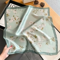 Elegante foulard in seta verde chiaro con stampa floreale di orchidee bianche chic - 53*53cm / Verde Menta (Stampa Orchidea)