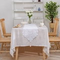 Runner da tavolo europeo in pizzo bianco con motivi traforati e nappe decorative - 33*110 / Bianco