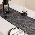Halloween tafelrunner van zwart kant met spinnenweb en rozen voor feestelijke decor - Spookhand-Mini Maat