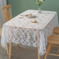 Elegante weiße Tischdecke mit Rosen-Spitze auf einem Holztisch im nordischen Wohnstil - 150*150CM / Weiß