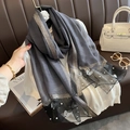 Détail d'un foulard en soie gris foncé avec broderie papillon blanche et perles - Gris clair