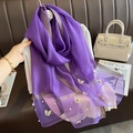 Vue détaillée du foulard en soie violette avec broderie papillon et perles élégantes - Violet Raisin