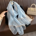 Écharpe en soie bleu clair avec broderie papillon et perles sur fond de cuir élégant - Aqua