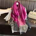Détail de l'écharpe en soie avec broderie papillon et perles décoratives - Rose rouge