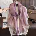 Dettaglio di sciarpa in seta viola con fili metallici argento su un top in maglia - Viola Chiaro