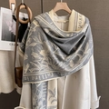 Dettaglio sciarpa grigio crema con stampa floreale e scritte artistiche in misto lana - 65*185cm / Grigio