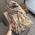 Dettaglio di una sciarpa in maglia spessa con motivi floreali e frange eleganti - 65*185cm / Cammello Scuro