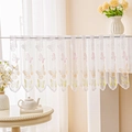 Weißer Spitzenvorhang mit bunten Schmetterlingsmotiven und elegantem Wellensaum-Design - 150x45cm