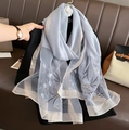 Sciarpa in seta e lana blu-grigio chiaro con ricami floreali e bordi dorati - 80*190cm / Grigio chiaro