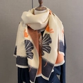 Dettaglio ravvicinato della sciarpa jacquard ispessita con motivo a foglie di ginkgo - Beige Arancione