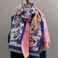 Sciarpa in maglia geometrica spessa con motivi astratti colorati e frange su manichino - 60*180cm / Blu navy