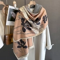 Sciarpa in cashmere con stampa loto e nappe su un cappotto autunnale beige - Cachi