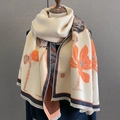 Sciarpa in finto cashmere beige con stampa di loto arancione e bordi sfrangiati fini - Beige Arancione