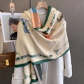 Dettaglio di sciarpa con stampa equestre e motivi a morsetto su cappotto di lana bianco - 65*185cm / Verde Crema (FYR-39-Verde Crema)