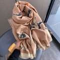 Dettaglio di sciarpa morbida effetto cashmere con stampa cavalli e frange - 65*185cm / Cachi (FYR-39-Cachi)