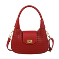 Rote gewebte Halbmond-Schultertasche aus Leder mit goldenem Verschluss und Gurt - Rot