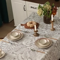 Grijs katoenen linnen tafelkleed met wit bladpatroon op rechthoekige eettafel - 140*100 Vierkant / Amber (Taupe Blad)