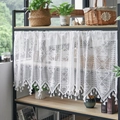 Detailansicht eines weißen Spitzenvorhangs mit eleganten Quasten für Schränke - 132*60cm / Weiß
