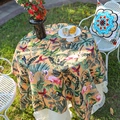 Mantel redondo color jengibre con flamencos, hojas de palma y borde de encaje blanco - 132x132cm / Amarillo Ámbar Flamenco