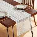 Camino de mesa de encaje blanco vintage con flores caladas y borlas sobre mesa de madera - 30*45 / Blanco Roto