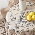 Detail der runden Tischdecke aus Baumwollleinen mit Blumenmuster und Quastenrand - 60x60cm / Pfingstrose