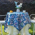 Mantel azul marino estilo pintura al óleo con estampado de aves y flores decorativas - 132*132 / Azul Zafiro Ciruela