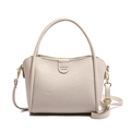 Elegante cremeweiße Ledertasche mit Litschi-Struktur, Goldbeschlägen und Trageriemen - Weiß