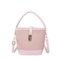 Bolso cubo rosa de tejido trenzado con asas de cuero y cierre giratorio dorado chic - Rosa