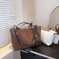 Braunes Leder-Shopper-Set mit schwarzen Henkeln und weißer Canvas-Innentasche für Damen - Braun mit Anhänger
